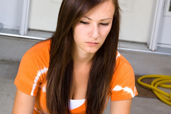 วัยรุ่น ผู้หญิง นั่งข้างนอก — ภาพถ่ายสต็อก