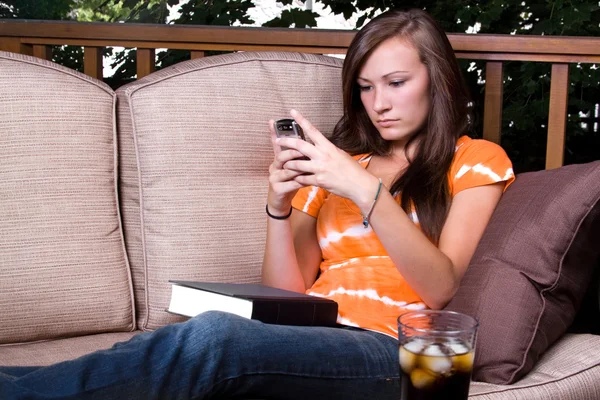 Hermosa chica mensajes de texto en el patio — Foto de Stock