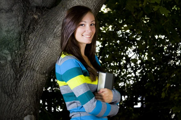 Piękna nastolatka z liści — Zdjęcie stockowe