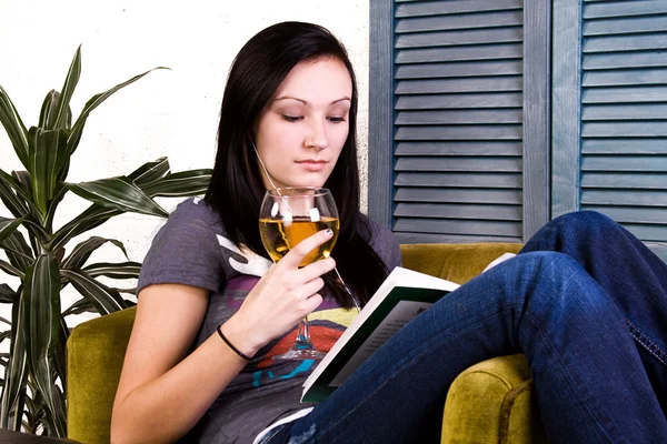 Roztomilá dívka pití při čtení knihy — Stock fotografie