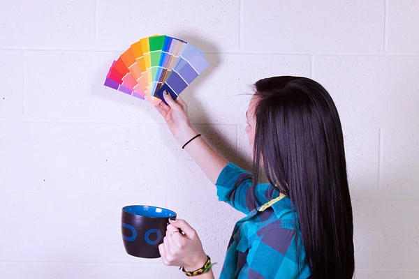 Chica Elegir un color para las paredes —  Fotos de Stock