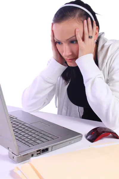 Adolescente estressado com um laptop — Fotografia de Stock