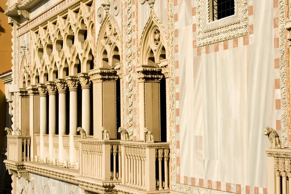 Venetiaanse stijl balkon kolommen Stockafbeelding