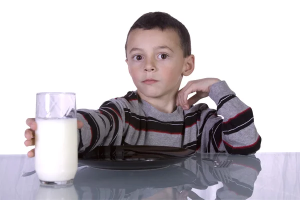 かわいい男の子の牛乳を飲む — ストック写真