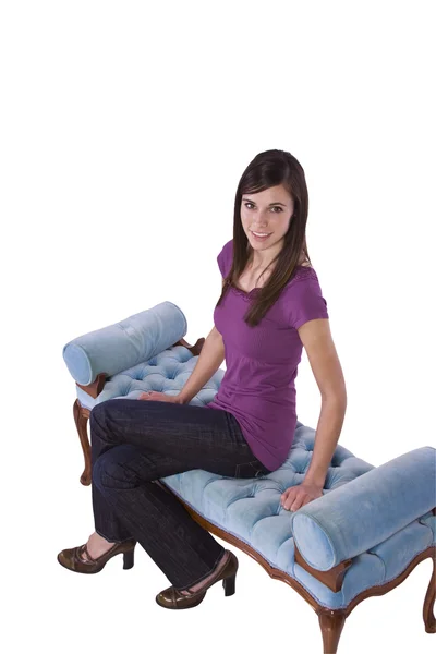 Bella ragazza in posa sul divano — Foto Stock