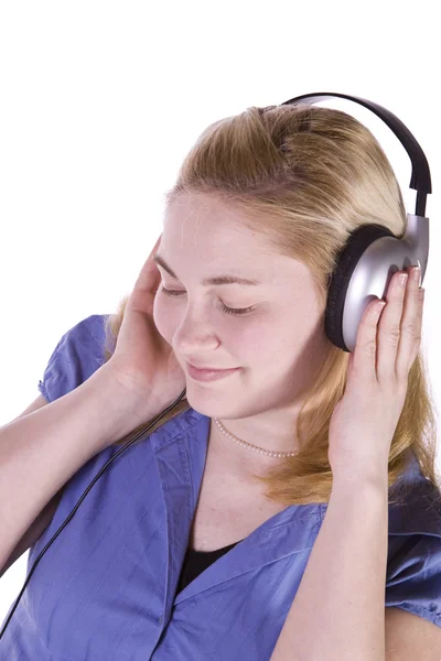 Милая девушка слушает музыку — стоковое фото
