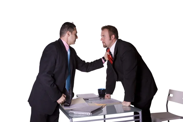 Geschäftsleute kämpfen über den Schreibtisch — Stockfoto