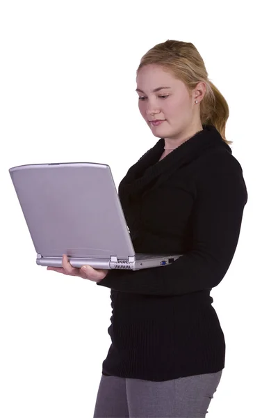 Hermosa chica sosteniendo un ordenador portátil — Foto de Stock