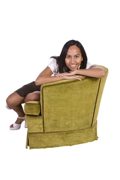 Kvinna som sitter på en stol — Stockfoto