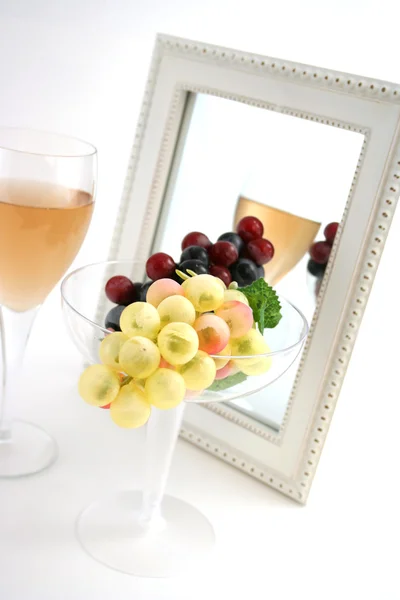 Uvas isoladas em um copo — Fotografia de Stock