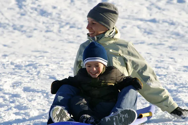 幸福的母亲和儿子雪橇 — 图库照片