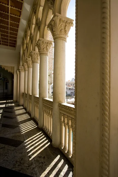 Венеціанському стилі балкон стовпців — стокове фото