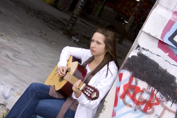 Bella adolescente che suona la chitarra — Foto Stock