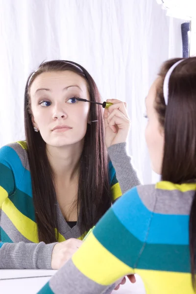 Adolescente poniéndose maquillaje — Foto de Stock