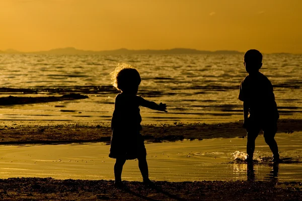 Niños jugando en te Beach —  Fotos de Stock