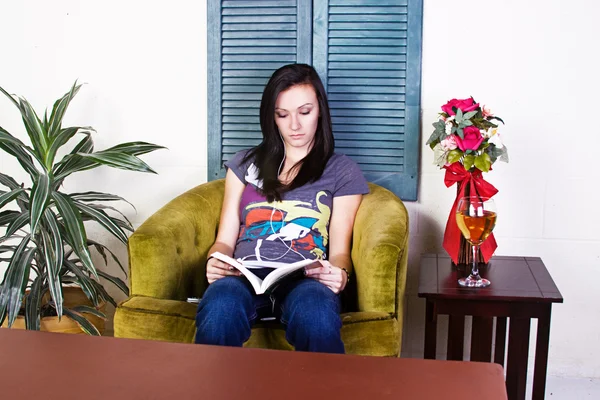 Симпатичная девочка-подросток читает книгу — стоковое фото