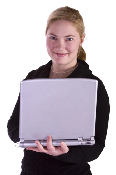 美丽的姑娘拿一台笔记本电脑 — 图库照片