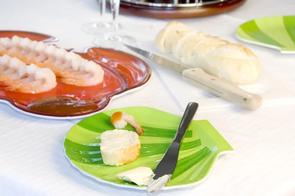 Тарелка для креветок с нарезанным хлебом и зеленым — стоковое фото