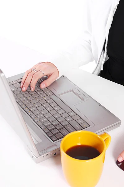 Подросток пьет кофе во время работы — стоковое фото