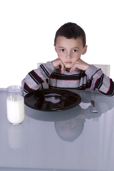 Mały chłopiec czeka na obiad — Zdjęcie stockowe