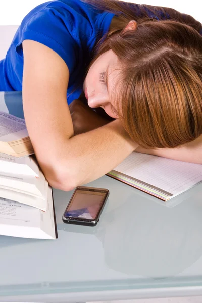 Estudiante universitaria durmiendo en su escritorio — Foto de Stock