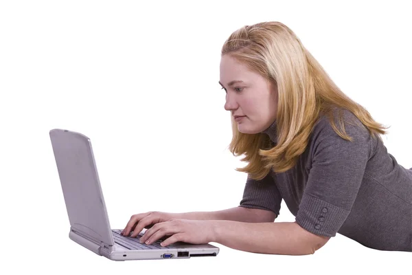 Bella ragazza che lavora sul suo computer portatile — Foto Stock