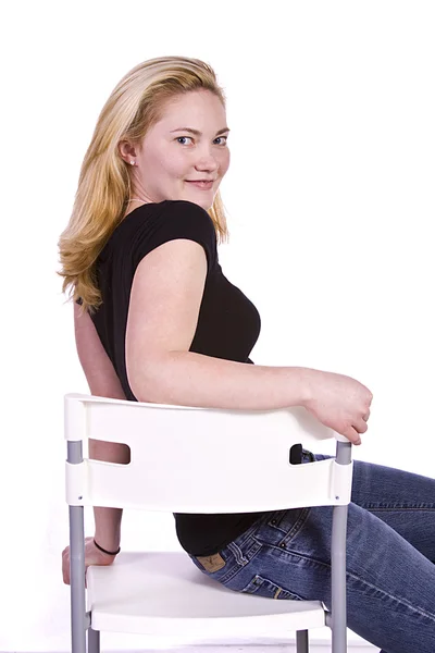 Meisje op een stoel poseren — Stockfoto