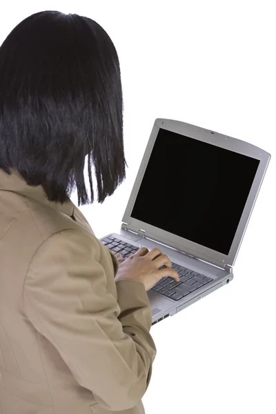Empresária segurando um laptop — Fotografia de Stock