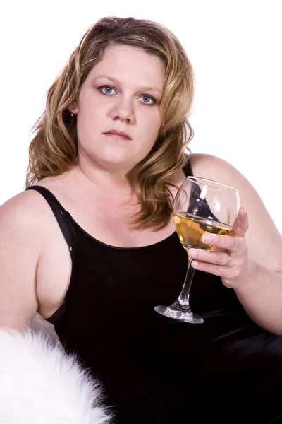 Красивая женщина пьет вино — стоковое фото