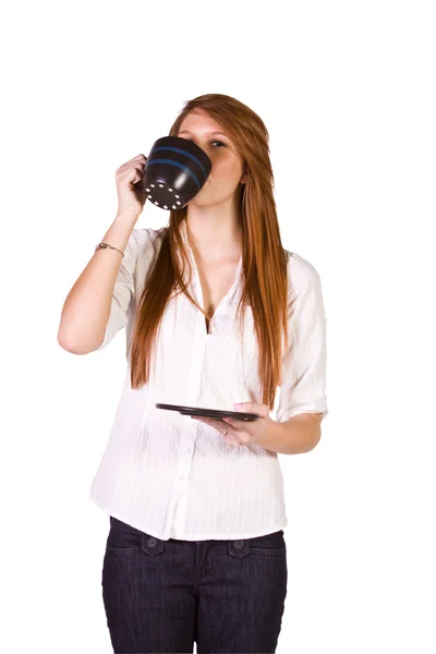 Женщина пьет кофе стоя — стоковое фото