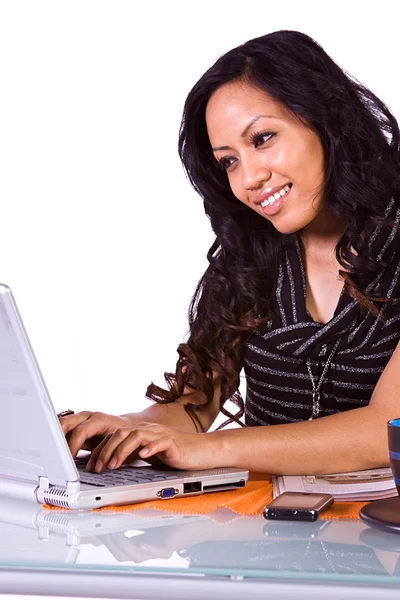 Женщина работает над ноутбуком — стоковое фото