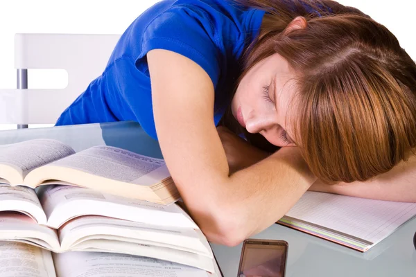 Estudiante universitaria durmiendo en su escritorio — Foto de Stock