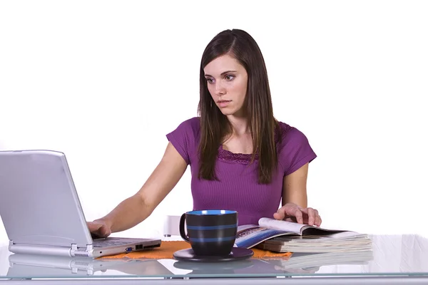 Piękna kobieta, działa na jej laptopie — Zdjęcie stockowe