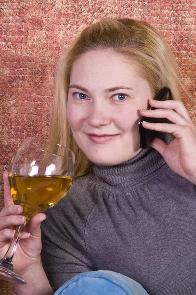 Mooie vrouw praten aan de telefoon — Stockfoto