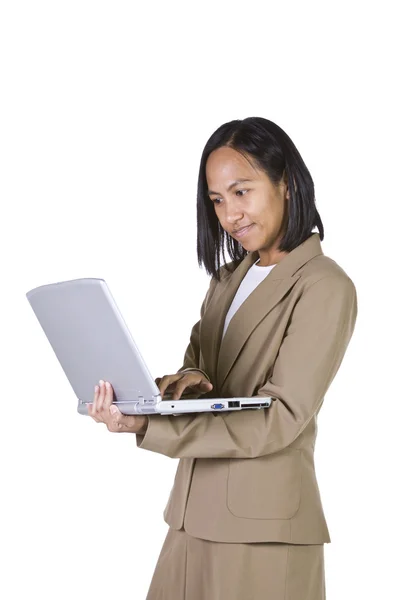 Бізнес-леді тримає ноутбук — стокове фото