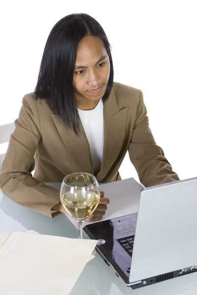 Affärskvinna på hennes skrivbord arbetar — Stockfoto