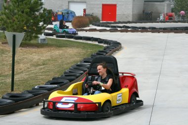 go cart üstünde genç