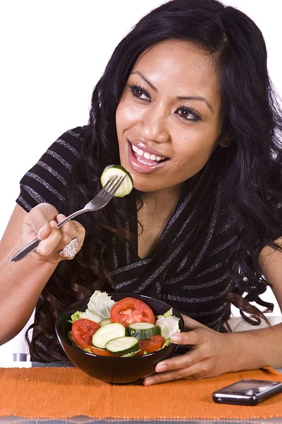 Schönes Mädchen isst Salat — Stockfoto