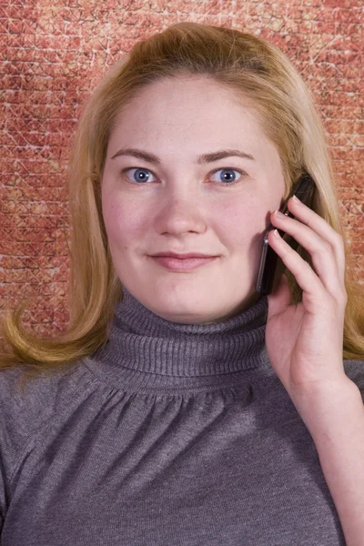 Cep telefonuyla konuşan genç — Stok fotoğraf