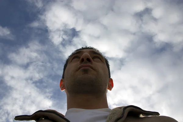 Uomo che guarda in alto con le nuvole — Foto Stock