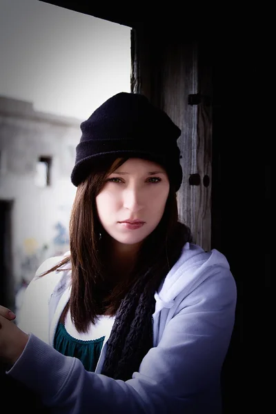 Adolescente bonita com um chapéu — Fotografia de Stock