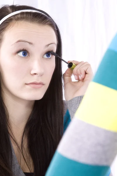 Adolescente colocando em maquiagem — Fotografia de Stock