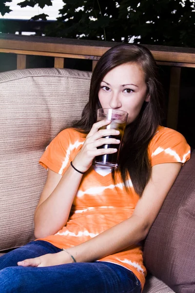 Schönes Mädchen trinkt Soda — Stockfoto