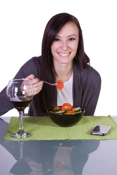 Hermosa chica comiendo ensalada — Foto de Stock