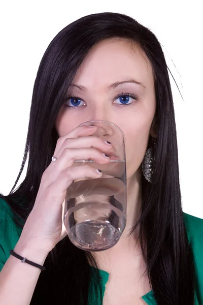Красивая девушка пьет воду — стоковое фото