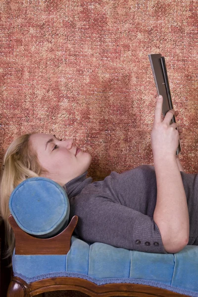 Mulher bonita a ler uma revista — Fotografia de Stock