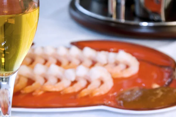 Crevettes sur une assiette avec le verre à vin — Photo