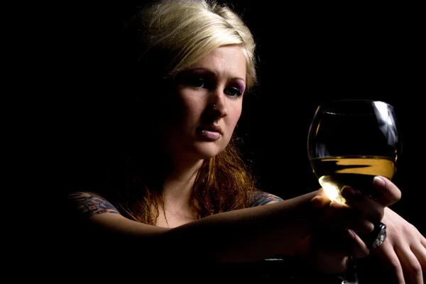 Nahaufnahme einer Frau mit Wein — Stockfoto