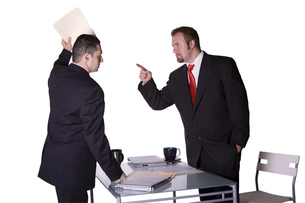 Üzletemberek harcok az íróasztal — Stock Fotó