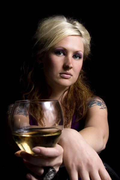 Закройте глаза на женщину с вином — стоковое фото
